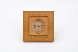 Viko/Novella Beech Earthed Plug - 1